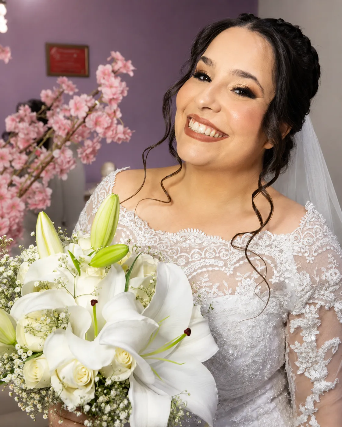 Noiva com maquiagem profissional, penteado, véu e buquê, atendida pela equipe Kamila Leal